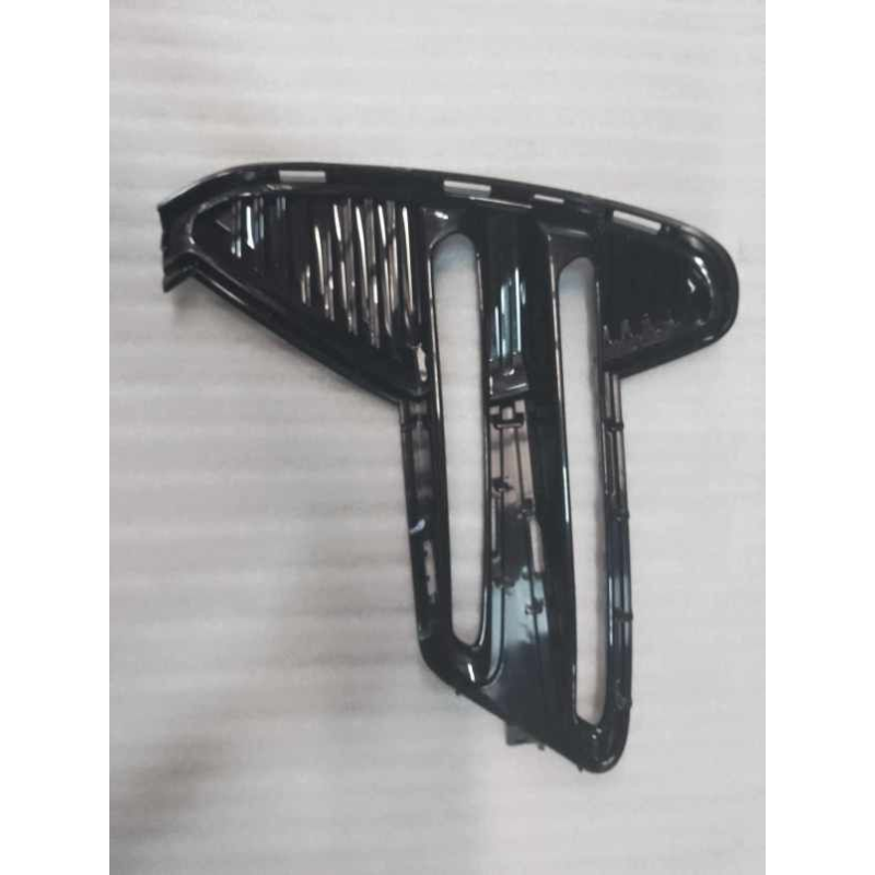 Front bumper trim R
