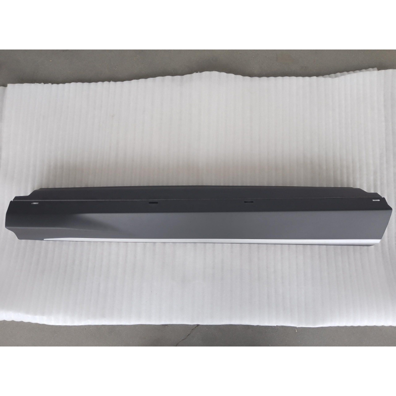 Door skirt assembly front R