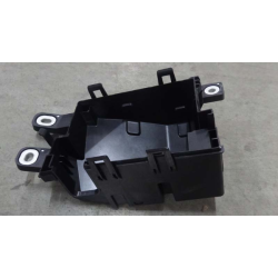Front compartment power distribution box lower bracket