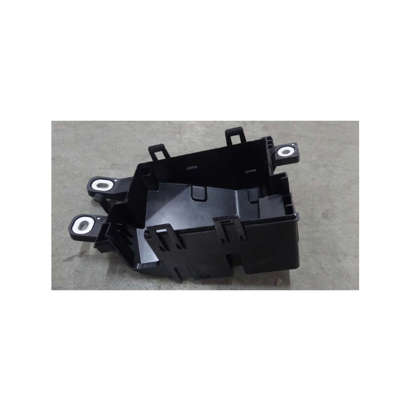 Front compartment power distribution box lower bracket