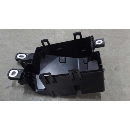 Front compartment power distribution box lower bracket