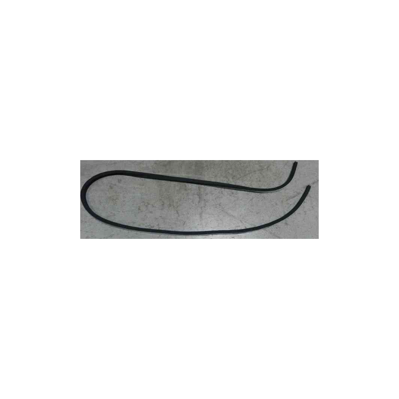 Front windshield lower crossbeam front connecting plate sponge pad