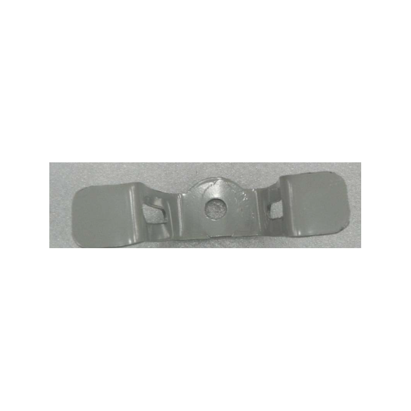 Rear mounting bracket on fender