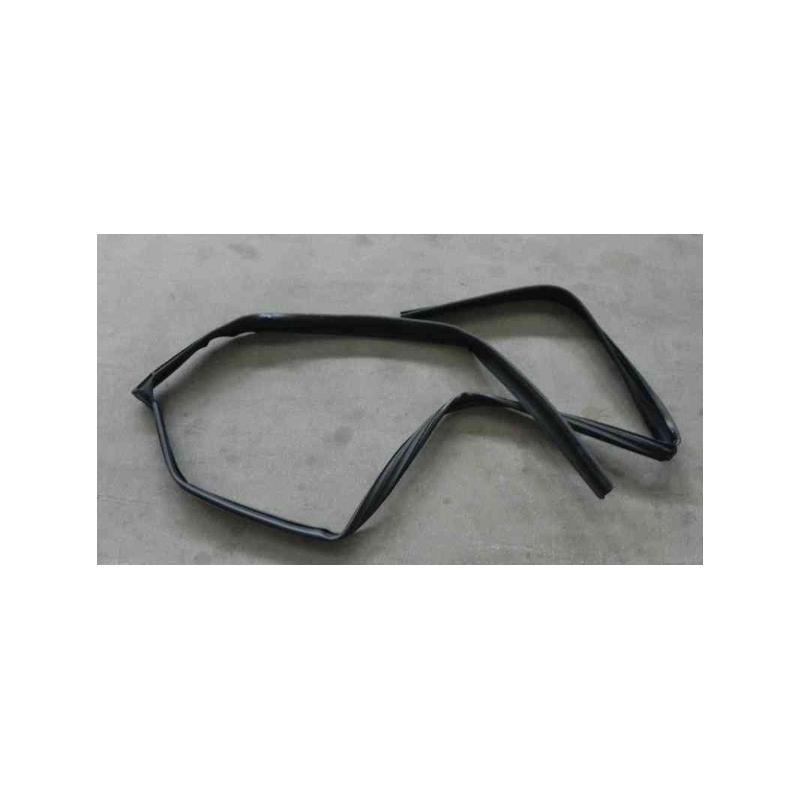 Right front door glass groove